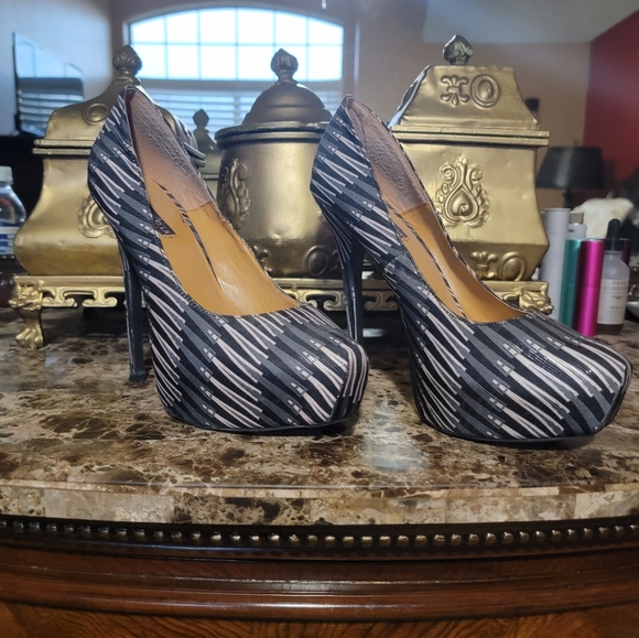 Heels - Picture 1 of 4